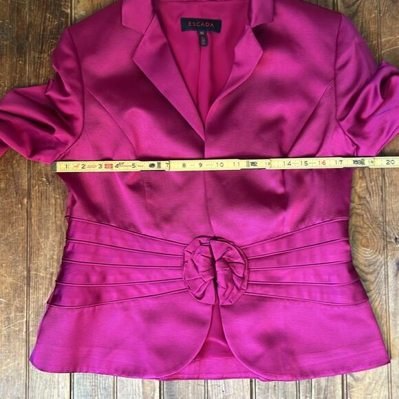 Women’s stunning Escada Fuchsia Silk Blazer with Floral Accent - Picture 3 of 7